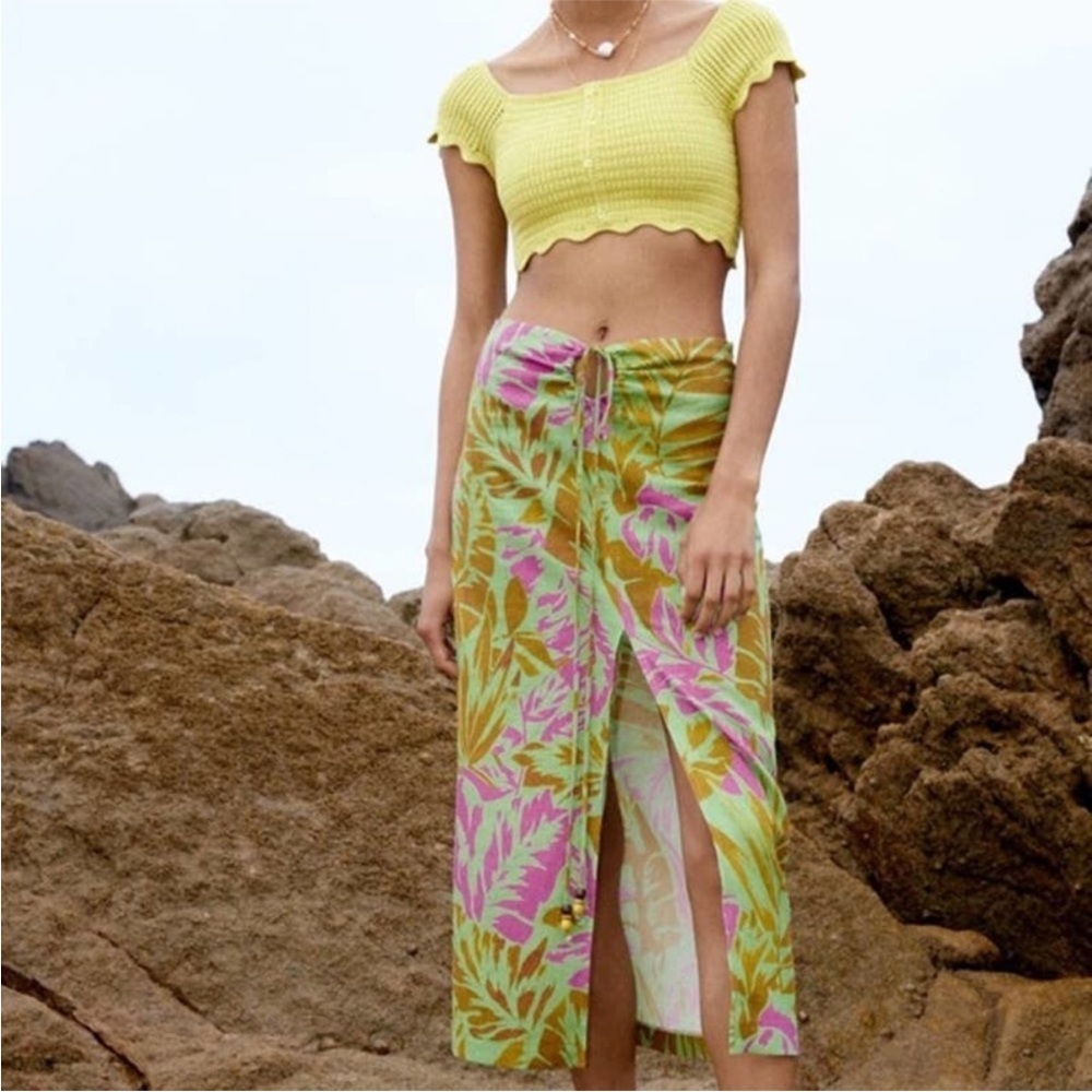 NWT ZARA Tropical Floral Print Linen Blend Midi Skirt
Tie Front Cut Out Medium